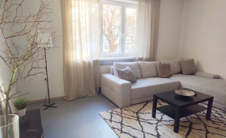 Priestranný 2-izbový byt na predaj s výmerou 65 m², balkónom a pivnicou na Karadžičovej ulici, TOP