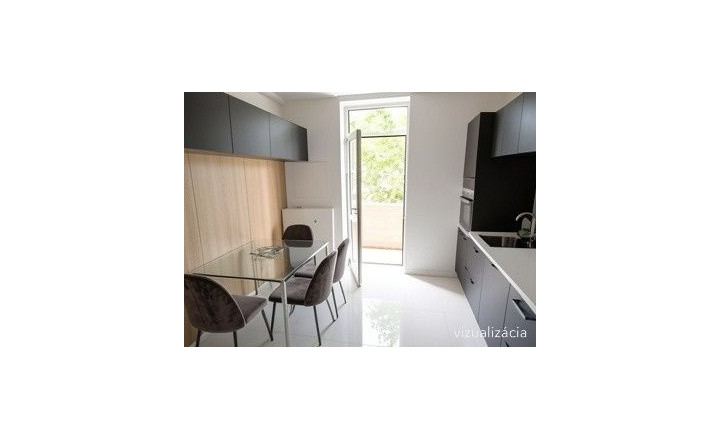 Priestranný 2-izbový byt na predaj s výmerou 65 m², balkónom a pivnicou na Karadžičovej ulici, TOP - fotografia 1
