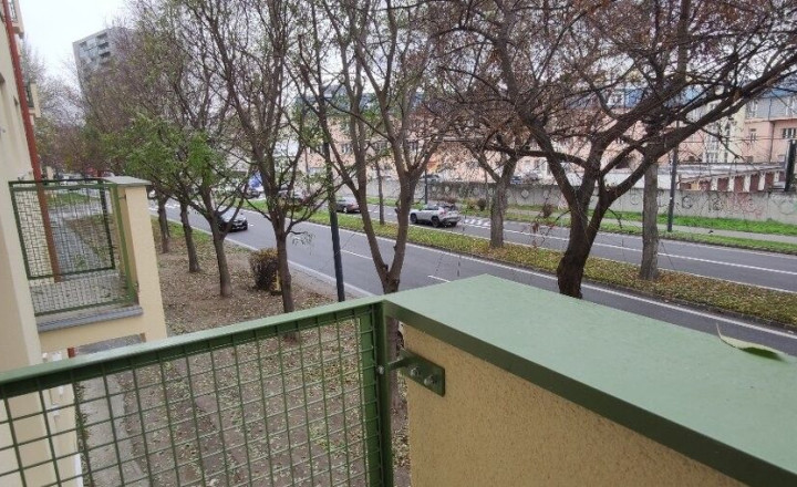 Priestranný 2-izbový byt na predaj s výmerou 65 m², balkónom a pivnicou na Karadžičovej ulici, TOP - fotografia 2