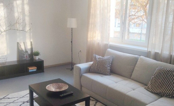 Priestranný 2-izbový byt na predaj s výmerou 65 m², balkónom a pivnicou na Karadžičovej ulici, TOP - fotografia 3