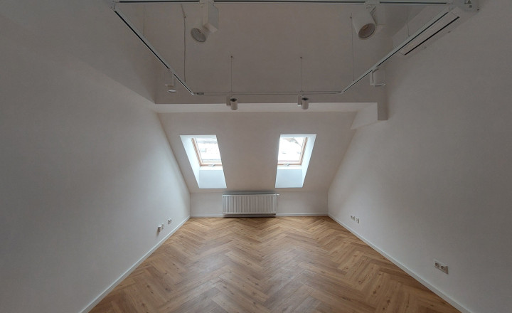 Na prenájom 28 m2 novo-zrekonštruované klimatizované administratívne priestory v Centre Trenčína - fotografia 1