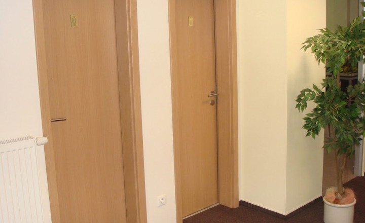 Na predaj mimoriadne priestranný, reprezentatívny veľkometrážny byt na prestížnej adrese Mickiewiczova - fotografia 1