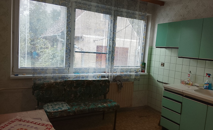  Na predaj priestranný a staticky zdravý 5-izbový rodinný dom v obci Dolné Orešany - fotografia 3