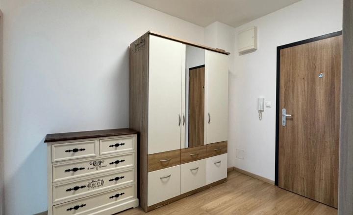Na prenájom svetlý 2-izbový byt s výmerou a priestranným balkónom  - fotografia 11
