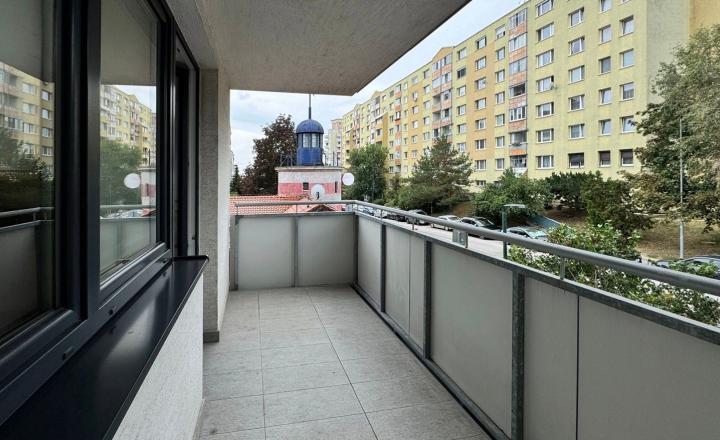 Na prenájom svetlý 2-izbový byt s výmerou a priestranným balkónom  - fotografia 14
