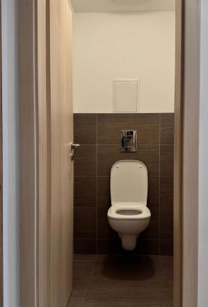 Na prenájom svetlý 2-izbový byt s výmerou a priestranným balkónom  - fotografia 15