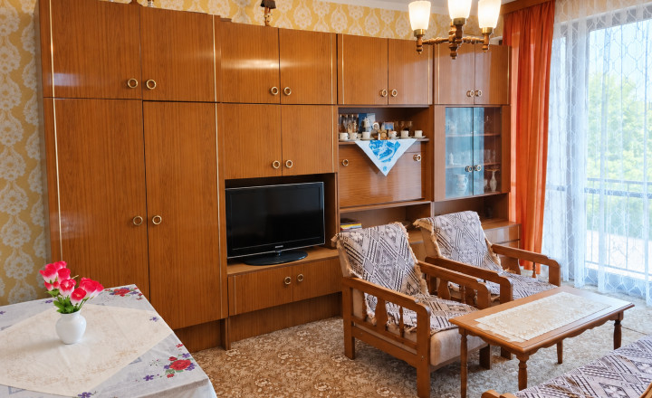  Na predaj priestranný a staticky zdravý 5-izbový rodinný dom v obci Dolné Orešany - fotografia 4