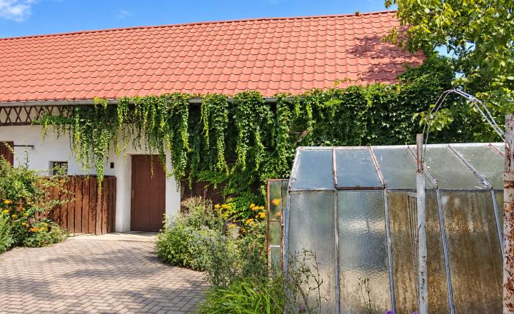 Na predaj priestranný, čiastočne zrekonštruovaný 1-podlažný rodinný dom s veľkým pozemkom  - fotografia 1