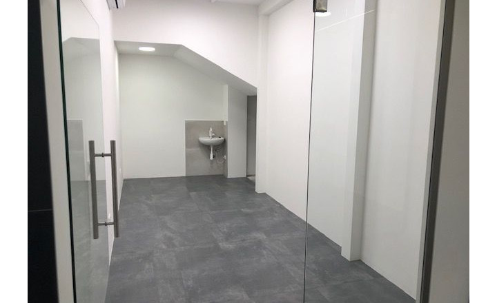 Prenájom – 20m2 obchodný priestor v AFK - fotografia 1