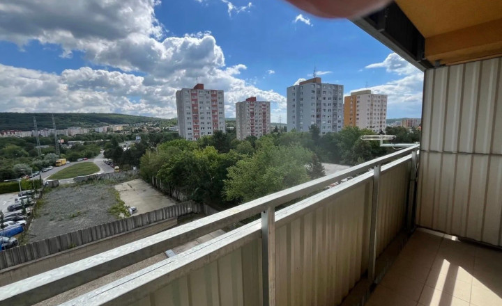 Na predaj priestranný a dobre dispozične riešený 1-izbový byt s loggiou - fotografia 4
