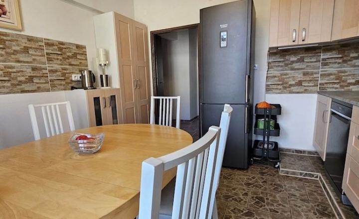 Na predaj priestranný 3-izbový byt s balkónom na obľúbenej Oravskej ulici v Bratislave – Nivy TOP - fotografia 6
