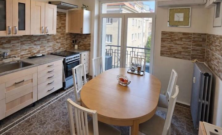 Na predaj priestranný 3-izbový byt s balkónom na obľúbenej Oravskej ulici v Bratislave – Nivy TOP - fotografia 7