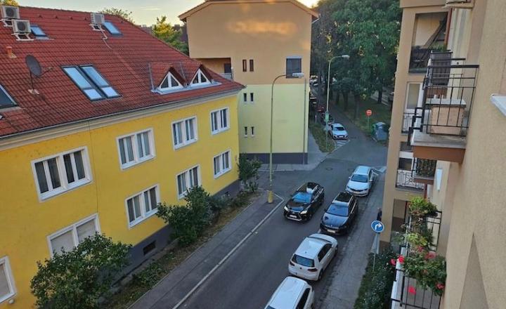 Na predaj priestranný 3-izbový byt s balkónom na obľúbenej Oravskej ulici v Bratislave – Nivy TOP - fotografia 8