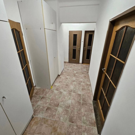 Na predaj priestranný 3-izbový byt s balkónom na obľúbenej Oravskej ulici v Bratislave – Nivy TOP - fotografia 11