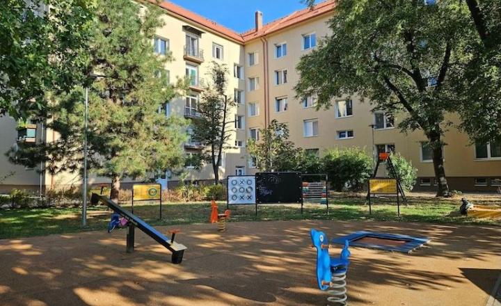 Na predaj priestranný 3-izbový byt s balkónom na obľúbenej Oravskej ulici v Bratislave – Nivy TOP - fotografia 27
