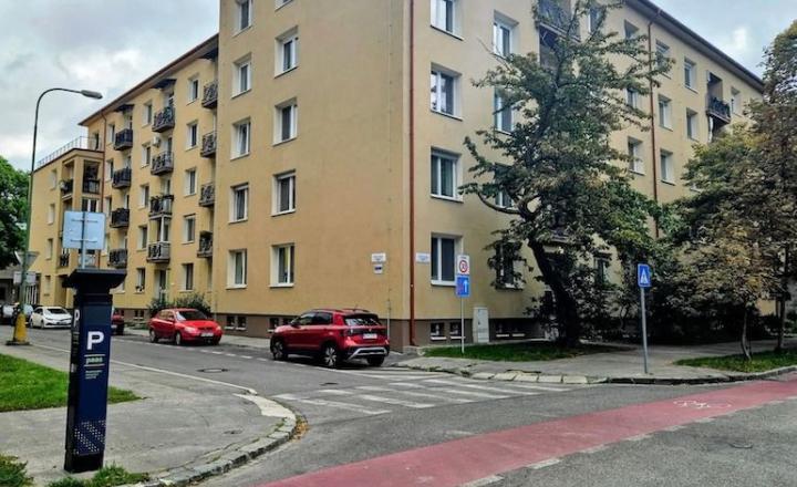 Na predaj priestranný 3-izbový byt s balkónom na obľúbenej Oravskej ulici v Bratislave – Nivy TOP - fotografia 32