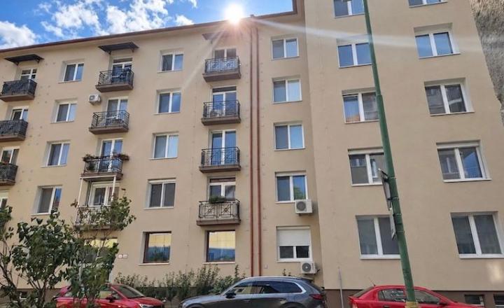 Na predaj priestranný 3-izbový byt s balkónom na obľúbenej Oravskej ulici v Bratislave – Nivy TOP - fotografia 38