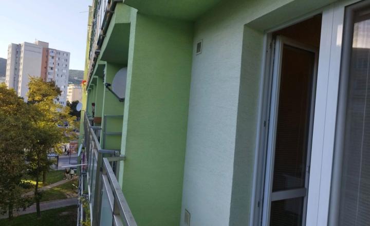 Na predaj priestranný 2-izbový byt s dvomi loggiami - fotografia 16