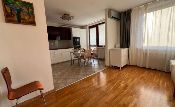Na prenájom kompletne zariadený 3-izbový mezonet s výmerou 121 m2  - fotografia 3
