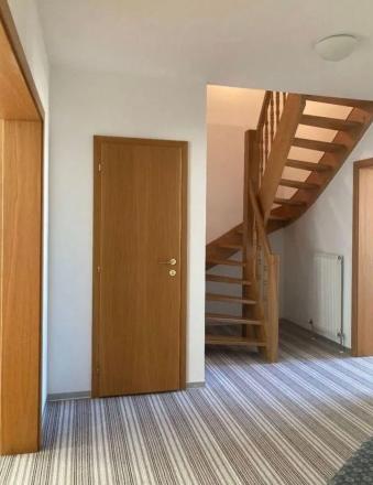 Na prenájom kompletne zariadený 3-izbový mezonet s výmerou 121 m2  - fotografia 8