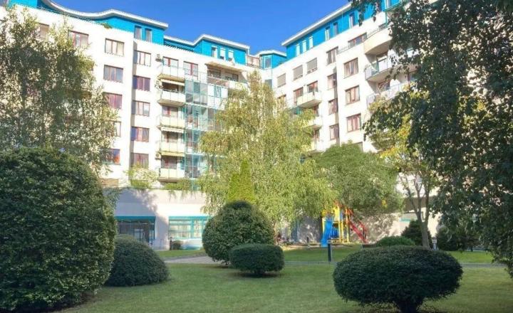 Na prenájom kompletne zariadený 3-izbový mezonet s výmerou 121 m2  - fotografia 10