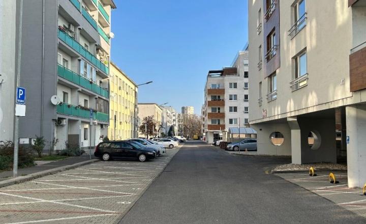 Na predaj vonkajšie parkovacie státie na Nobelovej ulici v Bratislave  - fotografia 1