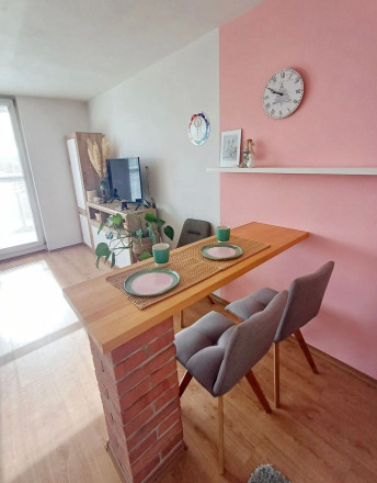  Na prenájom útulný a kompletne zariadený 1-izbový byt s rozlohou 40 m2 - fotografia 1