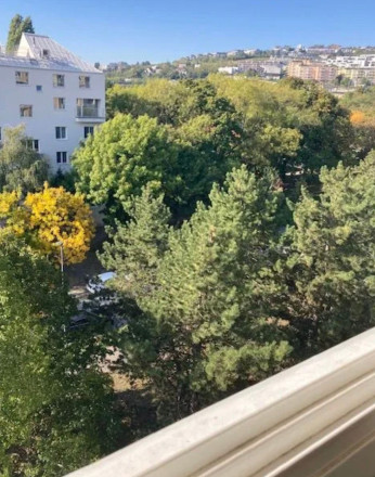 Na predaj priestranný a svetlý 3-izbový byt s dvoma balkónmi a loggiou BA III TOP - fotografia 14