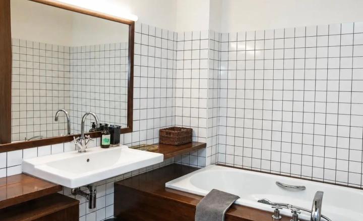 Na prenájom elegantný, nadštandardne priestranný 2-izbový byt s výmerou 80 m2  - fotografia 10