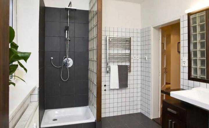 Na prenájom elegantný, nadštandardne priestranný 2-izbový byt s výmerou 80 m2  - fotografia 14