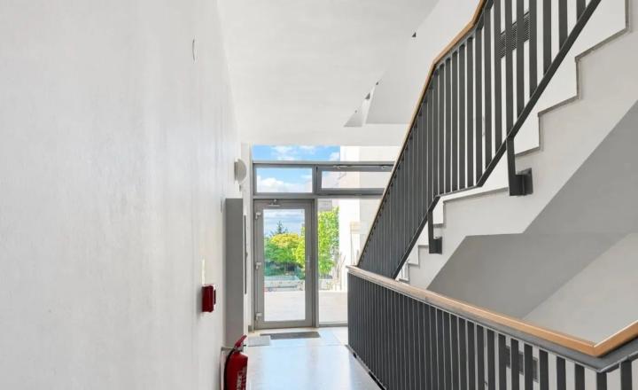 Na prenájom priestranný, nadštandardný a kompletne zariadený 2-izbový byt - fotografia 20