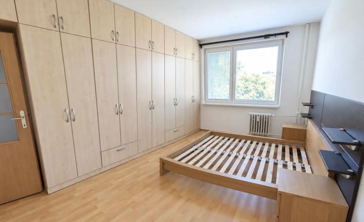 Na predaj priestranný 2-izbový byt s výmerou 61 m2 - fotografia 3