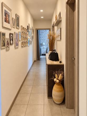 Na predaj priestranný 3-izbový byt s vlastnou záhradou, terasou a parkovaním - fotografia 13