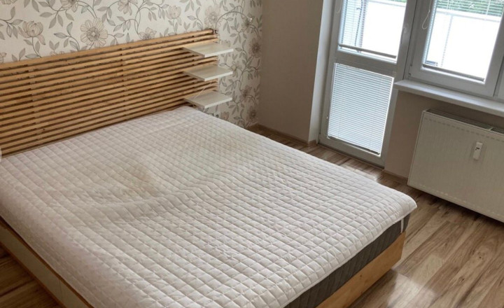 Na prenájom svetlý a udržiavaný 2-izbový byt na Hálkovej ulici v Bratislave - fotografia 6